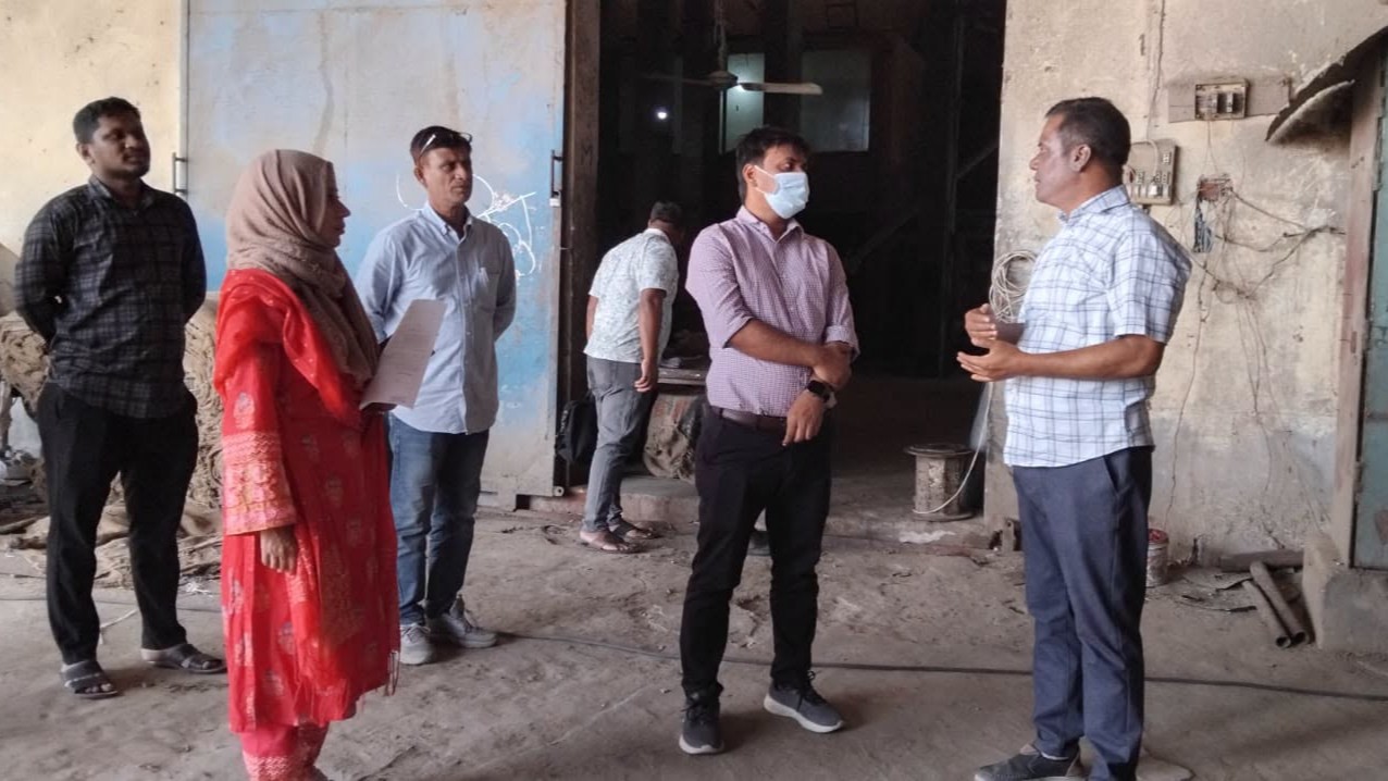 নীলফামারীতে ছাই দিয়ে পরিবেশদূষণ, অটো রাইস মিলকে ২০ হাজার টাকা জরিমানা